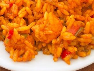 Arroz al curry con pollo y verduras