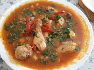 Muslos de pollo con salsa de almendras y pimiento