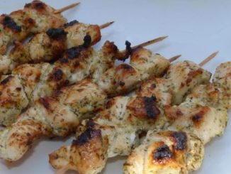 Brochetas de pollo con salsa de frutos secos