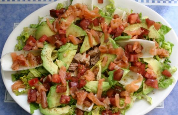 Ensalada de pasta con gambas y aguacate