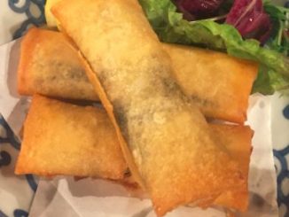 Rollitos de berenjena con jamón y langostinos