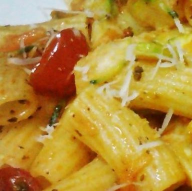 Pasta con ajo y tomates cherry